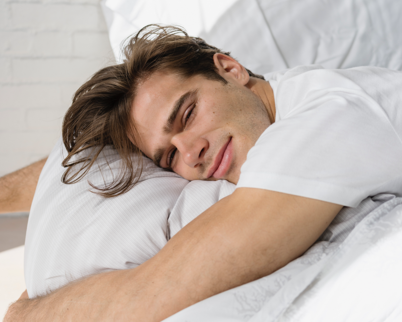 Man sleeping with Light Grey Twill sheets.